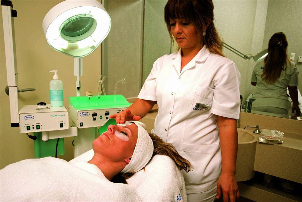 Eser Premium Hotel & Spa Бююкчекмедже Екстер'єр фото A cosmetologist at work