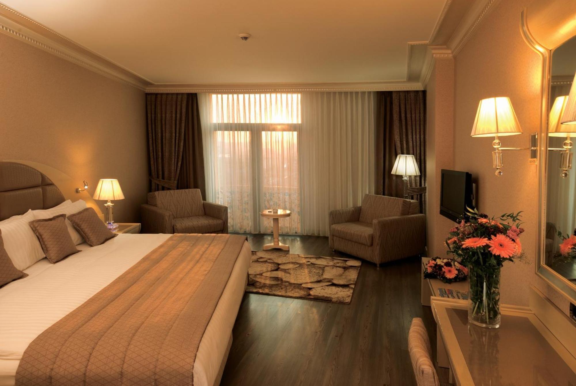 Eser Premium Hotel & Spa Бююкчекмедже Екстер'єр фото A room at the hotel