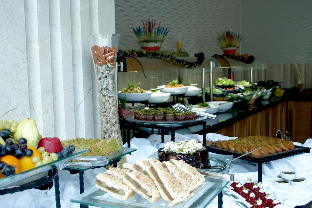 Eser Premium Hotel & Spa Бююкчекмедже Екстер'єр фото A buffet