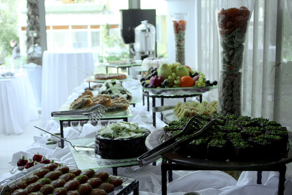 Eser Premium Hotel & Spa Бююкчекмедже Екстер'єр фото A buffet