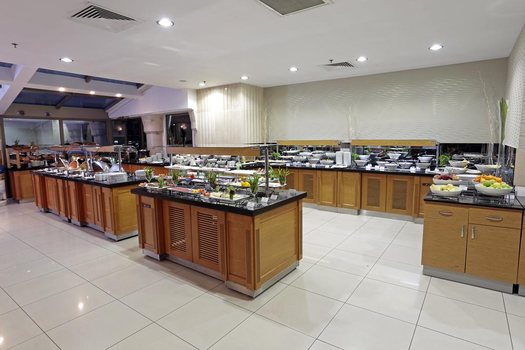 Eser Premium Hotel & Spa Бююкчекмедже Екстер'єр фото A buffet at a hotel
