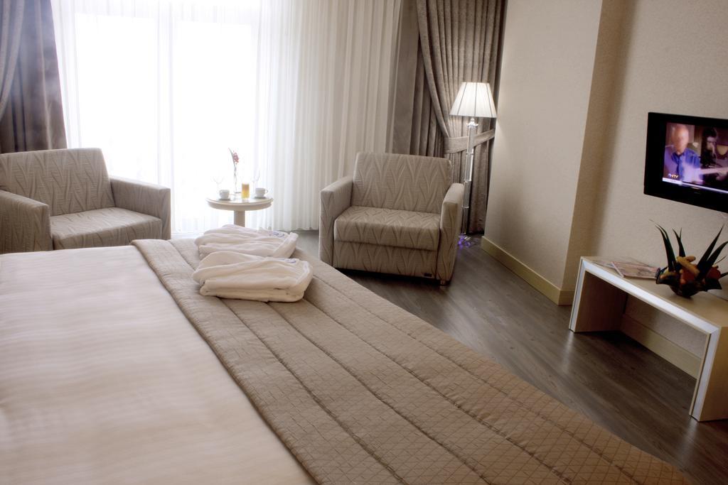 Eser Premium Hotel & Spa Бююкчекмедже Екстер'єр фото A room at the hotel