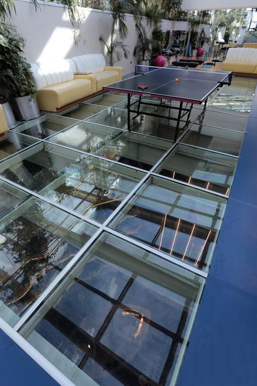 Eser Premium Hotel & Spa Бююкчекмедже Екстер'єр фото A glass floor