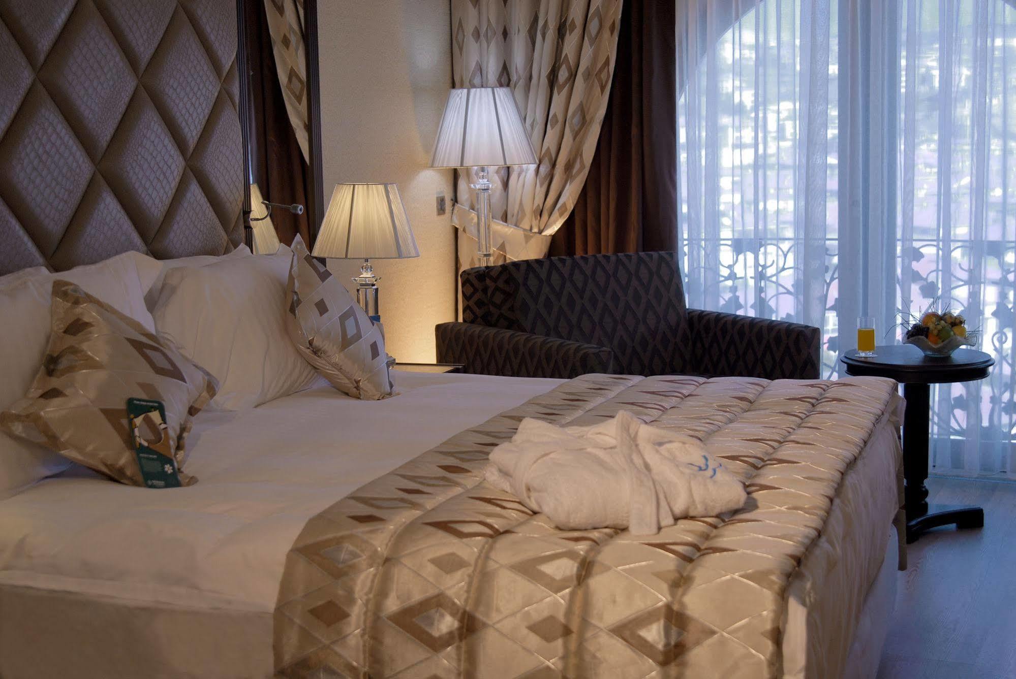 Eser Premium Hotel & Spa Бююкчекмедже Екстер'єр фото A bedroom at the hotel