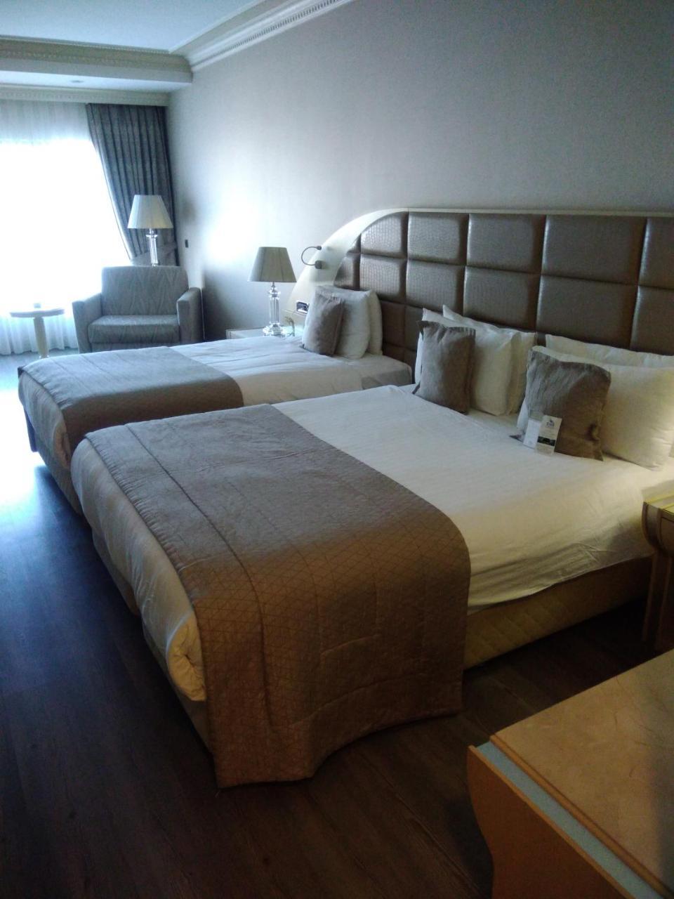 Eser Premium Hotel & Spa Бююкчекмедже Екстер'єр фото A room at the hotel